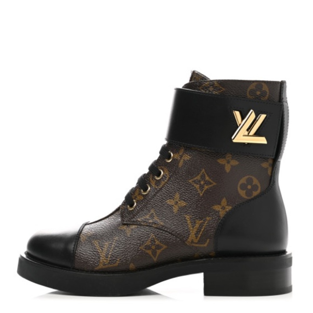 LOUIS VUITTON
Calfskin Monogram Wonderland Flat Ranger Boots